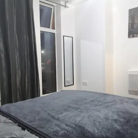 Modern 1 Bed Centre